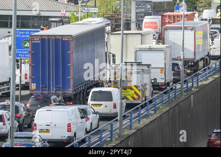 Birmingham, West Midlands, 5. Mai 2023 - die Coronation Bank Holiday Traffic begann heute Morgen auf der A38M Autobahn in Birmingham zu bauen, als Tausende auf die Straßen für die Kings Coronation fuhren. Quelle: Stop Press Media/Alamy Live News Stockfoto