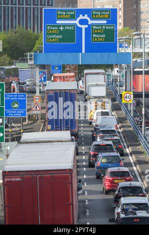 Birmingham, West Midlands, 5. Mai 2023 - die Coronation Bank Holiday Traffic begann heute Morgen auf der A38M Autobahn in Birmingham zu bauen, als Tausende auf die Straßen für die Kings Coronation fuhren. Quelle: Stop Press Media/Alamy Live News Stockfoto