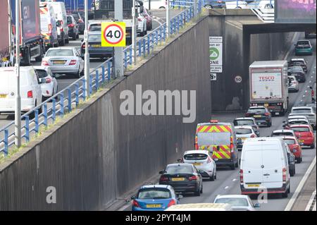 Birmingham, West Midlands, 5. Mai 2023 - die Coronation Bank Holiday Traffic begann heute Morgen auf der A38M Autobahn in Birmingham zu bauen, als Tausende auf die Straßen für die Kings Coronation fuhren. Quelle: Stop Press Media/Alamy Live News Stockfoto