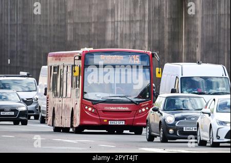 Birmingham, West Midlands, 5. Mai 2023 - die Coronation Bank Holiday Traffic begann heute Morgen auf der A38M Autobahn in Birmingham zu bauen, als Tausende auf die Straßen für die Kings Coronation fuhren. Quelle: Stop Press Media/Alamy Live News Stockfoto