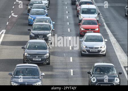 Birmingham, West Midlands, 5. Mai 2023 - die Coronation Bank Holiday Traffic begann heute Morgen auf der A38M Autobahn in Birmingham zu bauen, als Tausende auf die Straßen für die Kings Coronation fuhren. Quelle: Stop Press Media/Alamy Live News Stockfoto