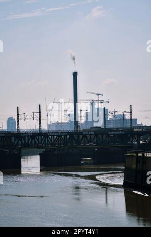 Eine große Baustelle mit vielen Kränen im Hintergrund Stockfoto