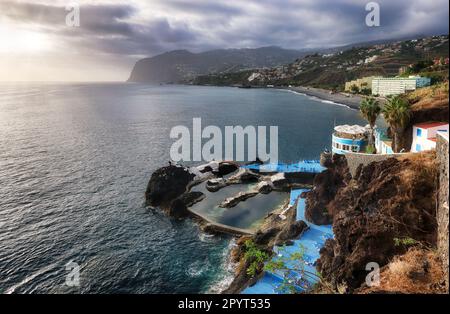 Dramatischer Sonnenuntergang über Doca do Cavacas, natürliche Pools auf Madeira. Portugal Stockfoto
