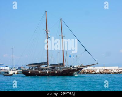 Traditioneller hölzerner Schiffsrumpf im Hafen von Rafina. Griechenland. Stockfoto