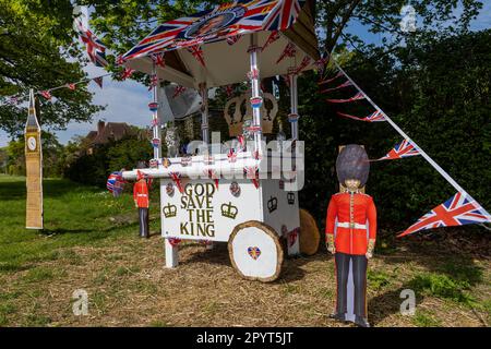 Windsor, Großbritannien. 4. Mai 2023. Zwei Tage vor der Krönung von König Karl III. Werden Dekorationen zum Thema Krönung abgebildet. Kredit: Mark Kerrison/Alamy Live News Stockfoto