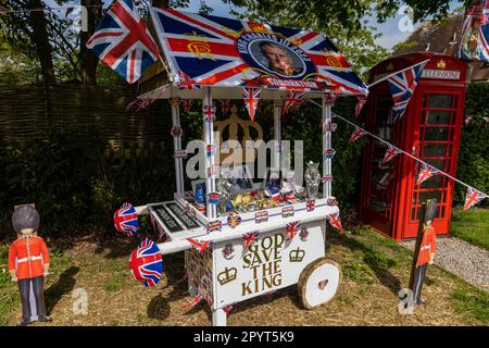 Windsor, Großbritannien. 4. Mai 2023. Zwei Tage vor der Krönung von König Karl III. Werden Dekorationen zum Thema Krönung abgebildet. Kredit: Mark Kerrison/Alamy Live News Stockfoto