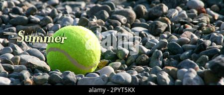 Tennisball am Strand. Sommerhintergründe. Stockfoto