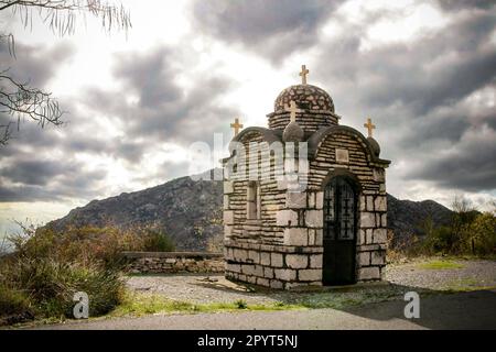 Eine kleine Steinkapelle an der Straße zum Dorf Dimitsana. Griechenland. Stockfoto