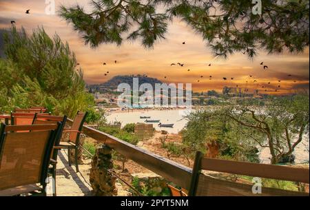 Blick auf Stoupa Stadt und Strand bei Sonnenuntergang, in Messinia, Mani, Griechenland. Stockfoto