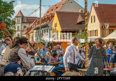 Fröhliche Menschen tanzen während des Herbst und Weinfest Radebeul 2022 in Altkötschenbroda, Sachsen Stockfoto