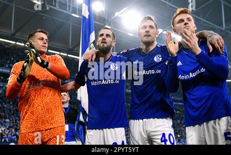 Bundesliga, Veltins Arena, Gelsenkirchen, FC Schalke 04 gegen Werder Bremen; von links: Alexander Schwolow (S04), Dominick Drexler (S04), Sebastian Polter (S04), Sepp van den Berg (S04) feiern nach dem Spiel. Stockfoto