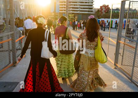 Barcelona, Spanien - 23. April 2023: Frauen in traditionellen andalusischen Kleidern werden während der Feierlichkeiten für die traditionelle „Feria de Abril“ oder Sevilla Fai gesehen Stockfoto