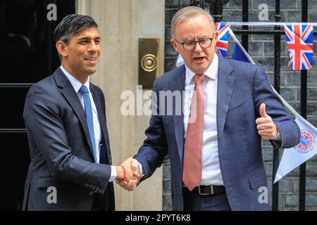 London, Großbritannien. 05. Mai 2023. Der britische Premierminister Rishi Sunak begrüßt den australischen Premierminister Anthony Albanese in der Downing Street 10. Kredit: Imageplotter/Alamy Live News Stockfoto