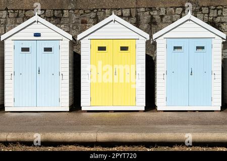 Pastellfarbene Strandhütten am Meer am Front Beach, Lyme Regis, Dorset Stockfoto