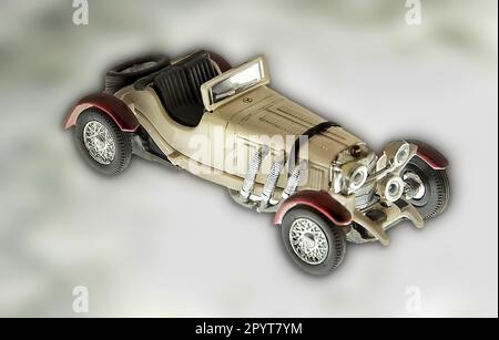 Spielzeugmodell Mercedes-Benz SSKL 1931 Rennwagen. Cabriolet, antik Stockfoto