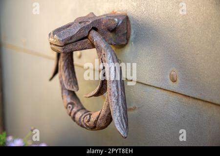 Alte Türklopfer, alter Metallringgriff. Realistisches Set aus runden Türknöpfen aus rostfreiem Stahl, dekorativen runden Knöpfen im viktorianischen Stil. Stockfoto