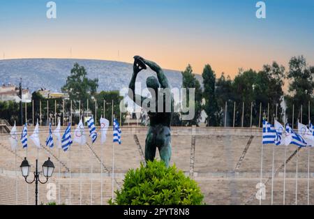 Blick vom klassischen Athen mit Panathinaiko-Stadion (1. olympische Spiele um 1896 Uhr) und der gegenüberliegenden Discobolus-Statue. Griechenland Stockfoto