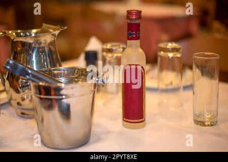 Eine kleine Flasche griechisches Ouzo auf dem Tisch Stockfoto