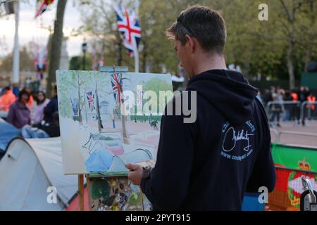 London, Großbritannien. 04. Mai 2023 Der Künstler Charlie Minty malt auf der Mall. Der Künstler Charlie Minty malt die Zelte derer, die auf die Krönung von König Karl III. Warten, und das Porträt der jungen Königin Elizabeth II. Auf der Mall. Kredit: Waldemar Sikora/Alamy Live News Stockfoto