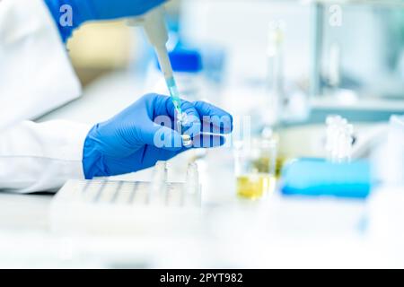 Pipettieren chemischer Proben während der Forschung in einem biochemischen wissenschaftlichen Labor Stockfoto