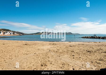 Blick vom sandigen Teil des Front Beach, Lyme Regis, nach Osten in Richtung Charmouth und Golden Cap, Dorset Stockfoto