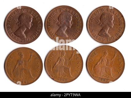 Queen Elizabeth II. Alte Penny-Stücke aus Großbritannien, die vorne und hinten zeigen. Stockfoto