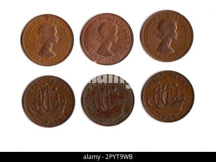 Queen Elizabeth II. Alte HalfPenny-Stücke aus Großbritannien, die vorne und hinten zeigen. Stockfoto