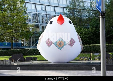 Die Soloveiko Singvögel repräsentieren verschiedene Regionen der Ukraine und sind mit einzigartigem Gefieder gestaltet. Auch auf Englisch als die Nachtigall bekannt, ist der Nationalvogel der Ukraine. Es ist ein Symbol für Gesang und Glück. 12 Soloveiko Songbirds aus verschiedenen Regionen der Ukraine sind in Liverpool für Eurovision 2023 Stockfoto