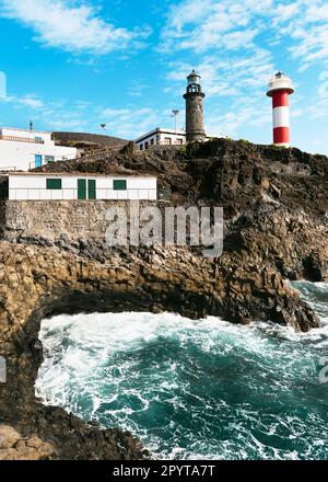 Atlantische vulkanische schwarze Küste in La Palma mit zwei Leuchttürmen, altem Stein und weiß-rot gestreift mit vulkanischem Felsfeld in Fuencaliente, La Palma, Ca Stockfoto