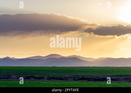 Eine wunderschöne Landschaft, geschaffen durch die ineinander verflochtenen Berge vor Sonnenlicht und Schatten Stockfoto
