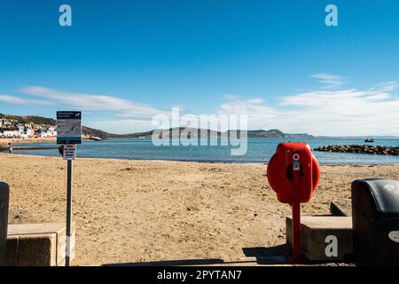 Blick vom sandigen Teil des Front Beach, Lyme Regis, nach Osten in Richtung Charmouth und Golden Cap, Dorset Stockfoto