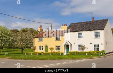 Westleton, Suffolk, Großbritannien. Traditionelle, farbenfrohe Dorfhütten in Westleton. Stockfoto