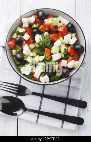 Coban Salatsi, türkischer Schäfersalat, Nahaufnahme auf der Schüssel auf dem Holztisch. Vertikale Draufsicht von oben Stockfoto