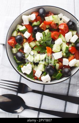 Türkisches frisches Gemüse Schäfersalat in der Schüssel auf dem Holztisch. Vertikale Draufsicht von oben Stockfoto