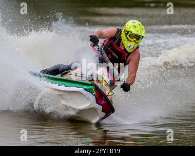 Jet Ski Racer in Runde 1 der JSRA UK Championship im Juni 2021 im AVOS Watersports Den, Preston, Lancashire. Stockfoto