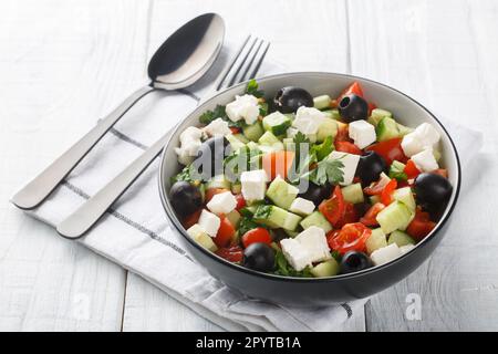 Coban Salatasi oder Shepherds Salad ist eine einfache und doch köstliche Beilage mit Tomaten, Gurken, Paprika, Zwiebeln, Kräutern und Käse in der Schüssel Stockfoto