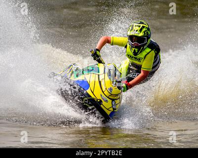 Jet Ski Racer in Runde 1 der JSRA UK Championship im Juni 2021 im AVOS Watersports Den, Preston, Lancashire. Stockfoto