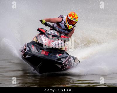 Jet Ski Racer in Runde 1 der JSRA UK Championship im Juni 2021 im AVOS Watersports Den, Preston, Lancashire. Stockfoto