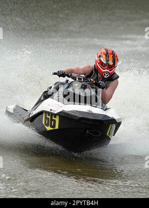 Jet Ski Racer in Runde 1 der JSRA UK Championship im Juni 2021 im AVOS Watersports Den, Preston, Lancashire. Stockfoto