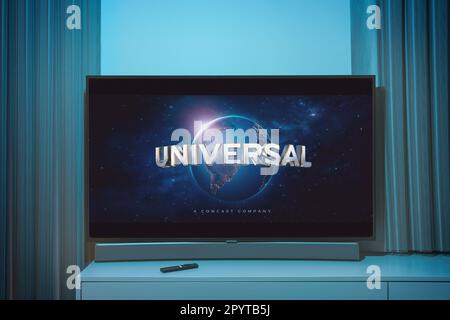 Kaunas, Litauen - 2023. Mai 5: Einführung des „Universal Pictures“-Logos im Fernsehen. Universal Pictures ist ein amerikanisches Filmproduktions- und Vertriebsunternehmen. Hoch Stockfoto