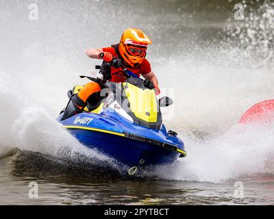 Jet Ski Racer in Runde 1 der JSRA UK Championship im Juni 2021 im AVOS Watersports Den, Preston, Lancashire. Stockfoto