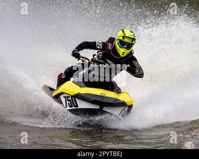 Jet Ski Racer in Runde 1 der JSRA UK Championship im Juni 2021 im AVOS Watersports Den, Preston, Lancashire. Stockfoto