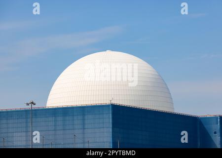 Blick auf die Kuppel des Kernreaktors Sizewell B am Standort des anstehenden Kraftwerks Sizewell C. Suffolk, Großbritannien Stockfoto