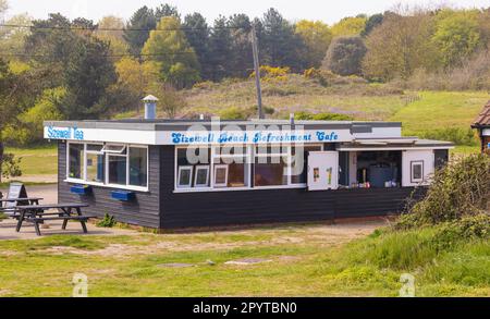 Sizewell Tea Cafe am Strand in der Nähe des vorgeschlagenen Sizewell C Kernkraftwerks. Stockfoto