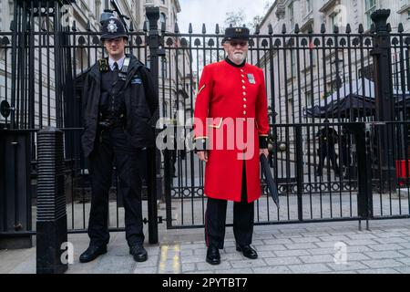 London UK. 5. Mai 2023 Ein Rentner von Chelsea steht neben einem Polizisten an den Toren der Downing Street am letzten Tag vor der Krönung von König Karl III., der größten Zeremonie in der Hauptstadt seit 70 Jahren. Kredit: amer Ghazzal/Alamy Live News Stockfoto