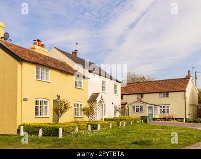 Westleton, Suffolk, Großbritannien. Traditionelle, farbenfrohe Dorfhütten in Westleton. Stockfoto