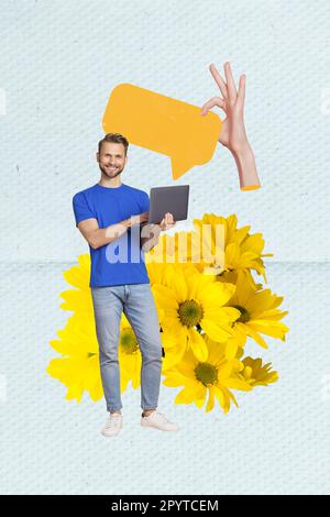 Foto Ganzkörpermann Collage Schreiben online Blumen Lieferung Service Bestellung Daisy Bouquet Benachrichtigung isoliert auf blauem Hintergrund Stockfoto