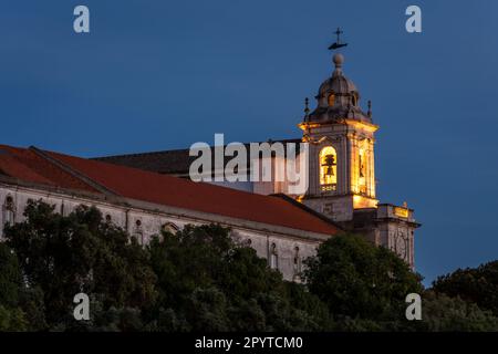 Wunderschöne Aussicht auf alte traditionelle Kirchengebäude im Zentrum von Lissabon Stockfoto