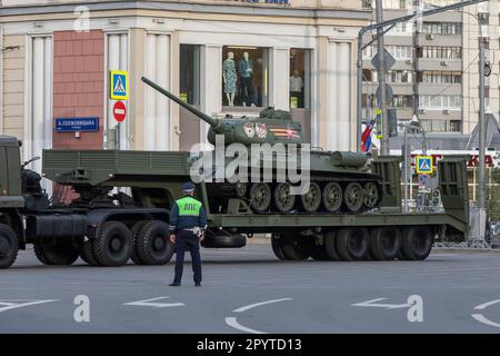 Moskau, Russland. 4. Mai 2023. Ein sowjetischer T-34-Panzer wird auf den Roten Platz transportiert, um an einer Nachtschau für die Militärparade zum Siegesfeiertag in Moskau, Russland, teilzunehmen. Die Parade findet am 9. Mai auf dem Roten Platz von Moskau statt, um 78 Jahre des Sieges im Zweiten Weltkrieg zu feiern. Stockfoto