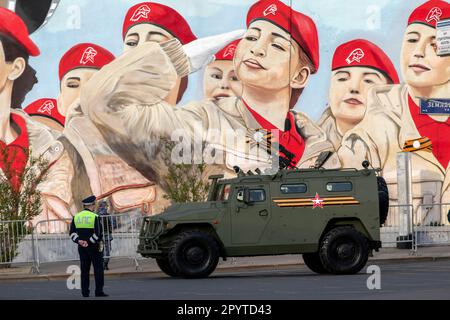 Moskau, Russland. 4. Mai 2023. Russische Militärausrüstung bewegt sich entlang der Garden Ring Road vor dem Hintergrund patriotischer Graffiti zum Roten Platz für die Probe der Siegesparade im Zentrum von Moskau, Russland Stockfoto